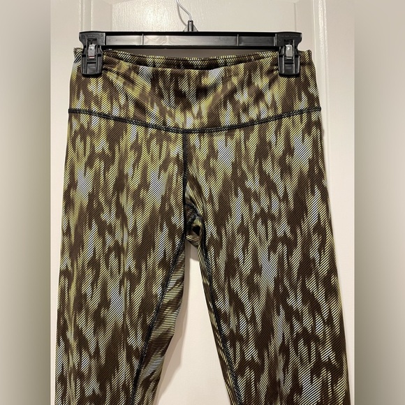 Lululemon Camouflage Patterned Leggings size 6 - Picture 2 of 3